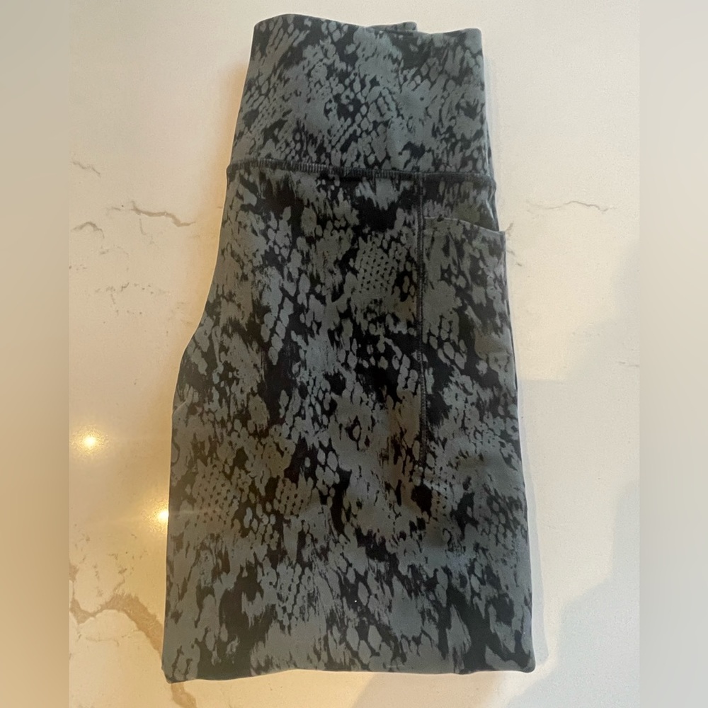 Athleta SALUTATION STASH POCKET 7/8 TIGHT size small.